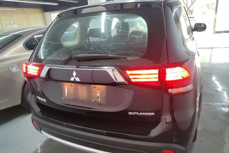 Used Mitsubishi Outlander 2016 2.4L 4x4 Elite Edition 5 Seats Rear