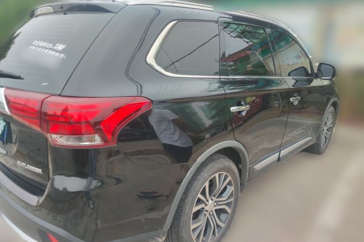 Used Mitsubishi Outlander 2016 2.4L 4x4 Luxury Edition 7-Seater Rear Right 45 Deg