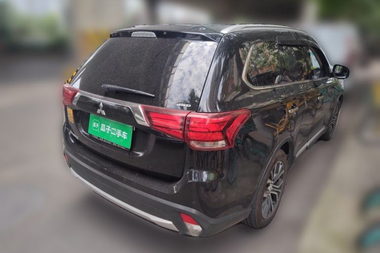 Used Mitsubishi Outlander 2016 2.4L 4x4 Elite Edition 7-Seater Rear Right 45 Deg