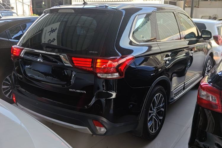 Used Mitsubishi Outlander 2016 2.4L 4x4 Elite Edition 5 Seats Rear Right 45 Deg