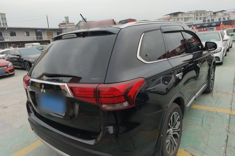 Used Mitsubishi Outlander 2016 2.4L 4x4 Elite Edition 7-Seater Rear Right 45 Deg