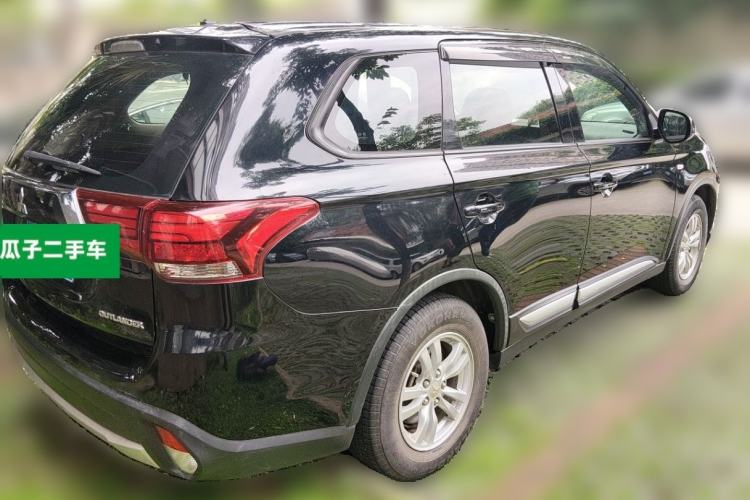 Used Mitsubishi Outlander 2016 2.0L Two-Wheel Drive Fashion Edition 5 Seats Rear Right 45 Deg