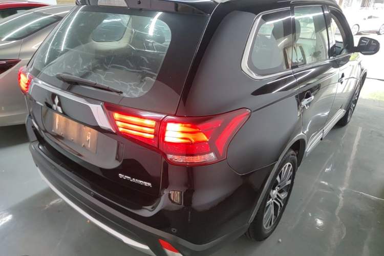 Used Mitsubishi Outlander 2016 2.4L 4x4 Elite Edition 5 Seats Rear Right 45 Deg