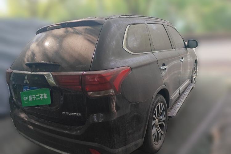 Used Mitsubishi Outlander 2016 2.4L 4x4 Luxury Edition 7-Seater Rear Right 45 Deg
