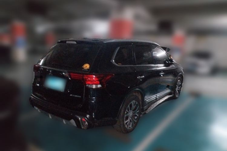 Used Mitsubishi Outlander 2016 2.4L 4x4 Luxury Edition 7-Seater Rear Right 45 Deg