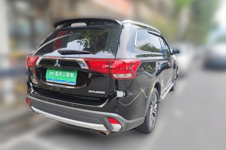 Used Mitsubishi Outlander 2016 2.4L 4x4 Luxury Edition 7-Seater Rear Right 45 Deg