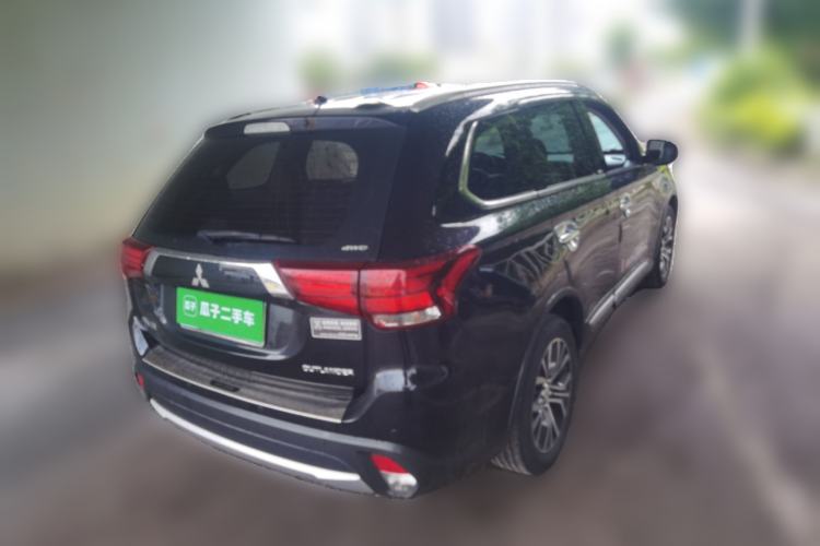 Used Mitsubishi Outlander 2016 2.4L 4x4 Luxury Edition 7-Seater Rear Right 45 Deg
