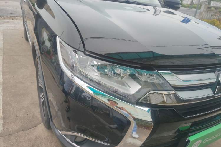 Used Mitsubishi Outlander 2016 2.4L 4x4 Luxury Edition 7-Seater Right Front Headlight