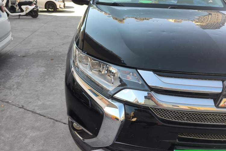 Used Mitsubishi Outlander 2016 2.4L 4x4 Elite Edition 5 Seats Right Front Headlight