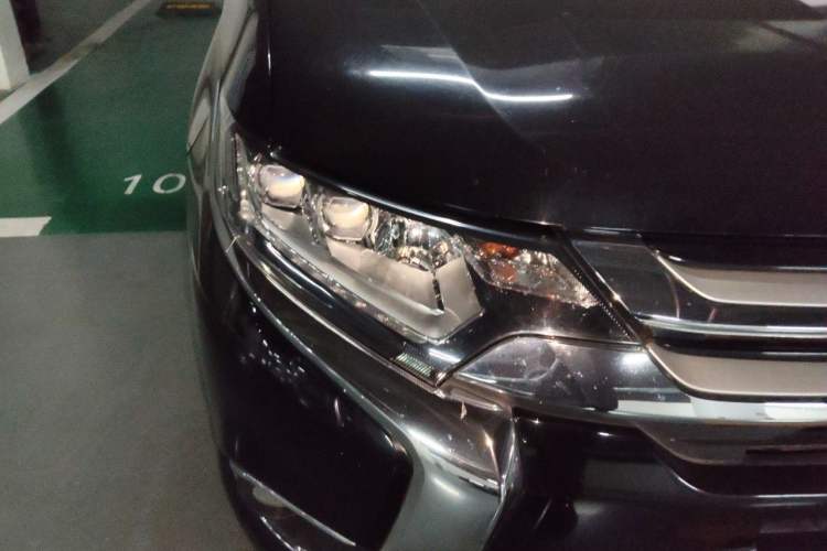 Used Mitsubishi Outlander 2016 2.4L 4x4 Elite Edition 5 Seats Right Front Headlight