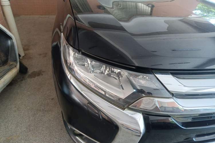 Used Mitsubishi Outlander 2016 2.4L 4x4 Elite Edition 5 Seats Right Front Headlight
