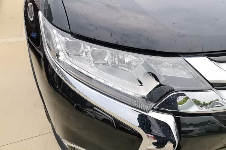 Used Mitsubishi Outlander 2016 2.4L 4x4 Elite Edition 5 Seats Right Front Headlight