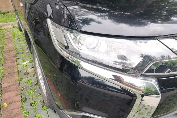 Used Mitsubishi Outlander 2016 2.0L Two-Wheel Drive Fashion Edition 5 Seats Right Front Headlight
