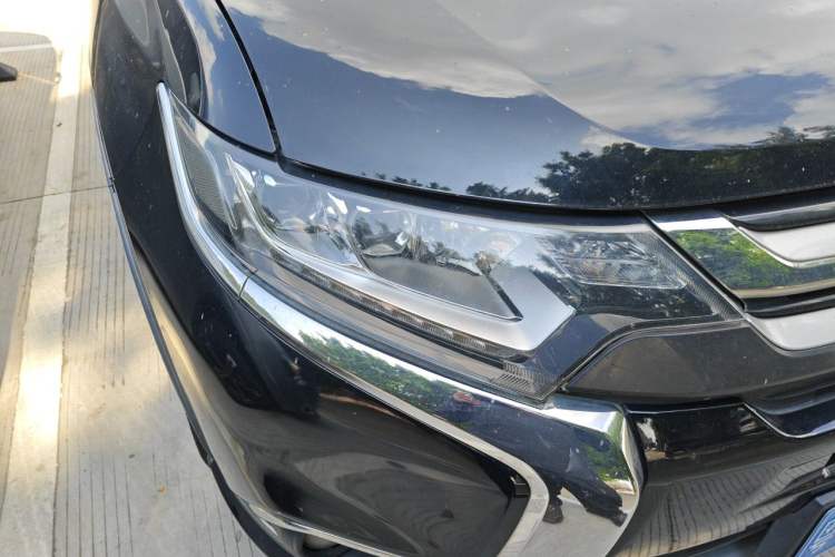 Used Mitsubishi Outlander 2016 2.4L 4x4 Elite Edition 5 Seats Right Front Headlight