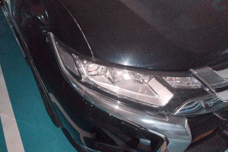 Used Mitsubishi Outlander 2016 2.4L 4x4 Luxury Edition 7-Seater Right Front Headlight