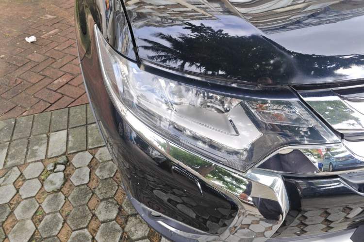 Used Mitsubishi Outlander 2016 2.4L 4x4 Elite Edition 5 Seats Right Front Headlight