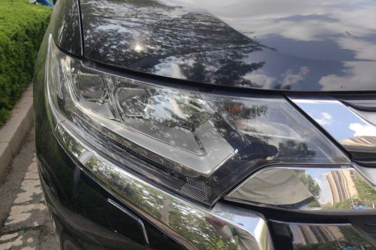 Used Mitsubishi Outlander 2016 2.4L 4x4 Elite Edition 5 Seats Right Front Headlight