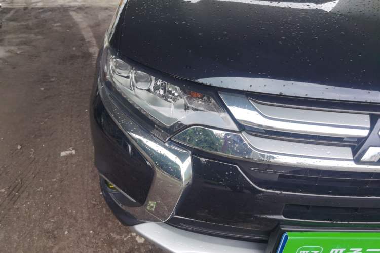Used Mitsubishi Outlander 2016 2.4L 4x4 Luxury Edition 7-Seater Right Front Headlight
