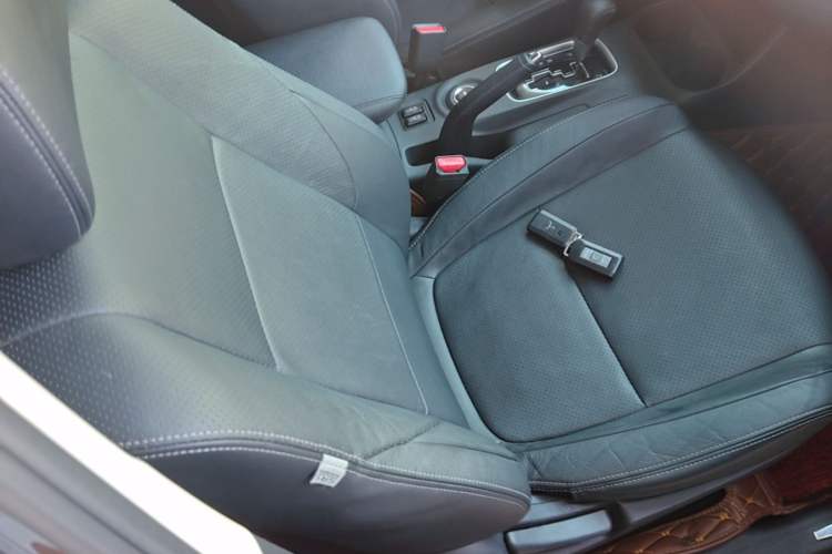 Used Mitsubishi Outlander 2016 2.4L 4x4 Elite Edition 5 Seats Right Front Seat