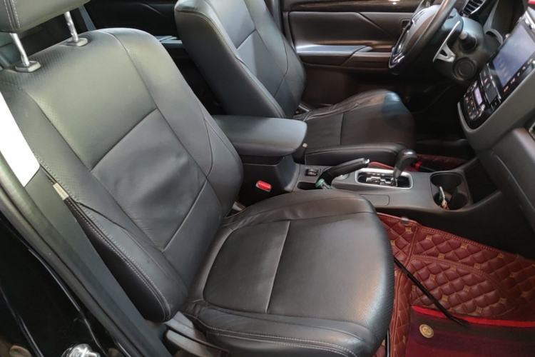 Used Mitsubishi Outlander 2016 2.4L 4x4 Elite Edition 5 Seats Right Front Seat