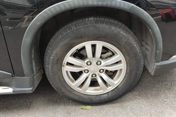 Used Mitsubishi Outlander 2016 2.0L Two-Wheel Drive Fashion Edition 5 Seats Right Front Wheel Hub