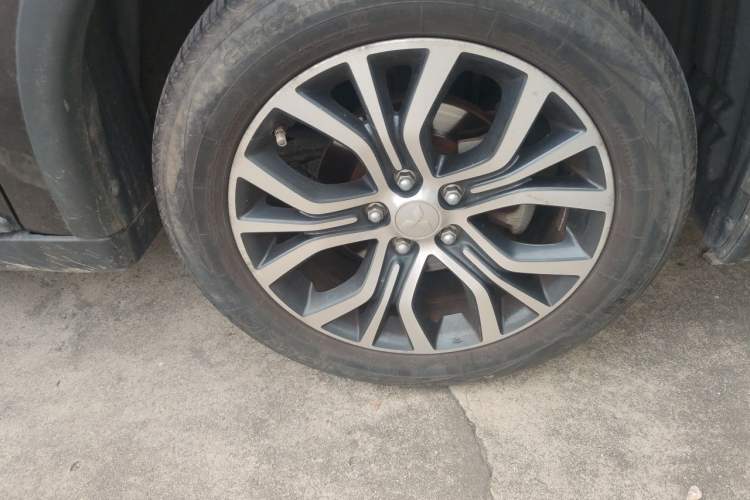 Used Mitsubishi Outlander 2016 2.4L 4x4 Luxury Edition 7-Seater Right Front Wheel Hub