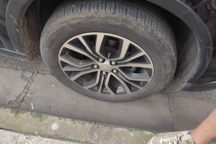 Used Mitsubishi Outlander 2016 2.4L 4x4 Elite Edition 7-Seater Right Front Wheel Hub