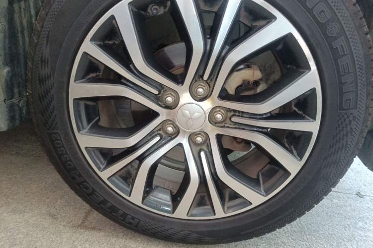 Used Mitsubishi Outlander 2016 2.4L 4x4 Elite Edition 5 Seats Right Front Wheel Hub