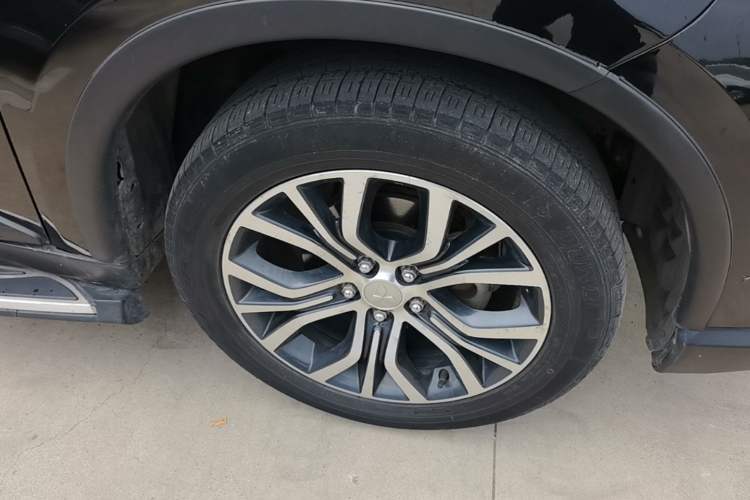 Used Mitsubishi Outlander 2016 2.4L 4x4 Elite Edition 5 Seats Right Front Wheel Hub