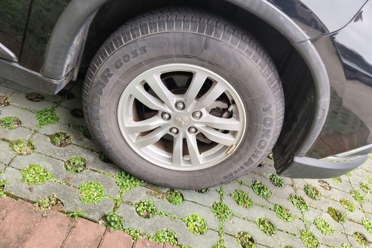 Used Mitsubishi Outlander 2016 2.0L Two-Wheel Drive Fashion Edition 5 Seats Right Front Wheel Hub