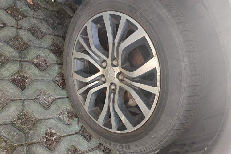 Used Mitsubishi Outlander 2016 2.4L 4x4 Luxury Edition 7-Seater Right Front Wheel Hub