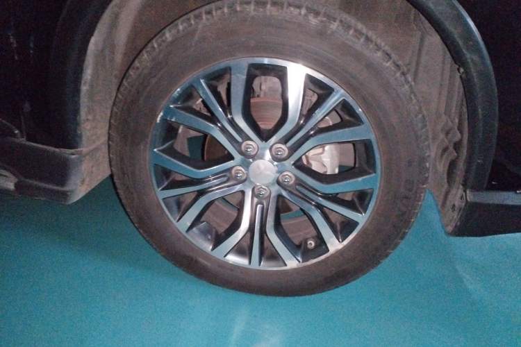Used Mitsubishi Outlander 2016 2.4L 4x4 Luxury Edition 7-Seater Right Front Wheel Hub