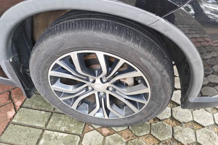 Used Mitsubishi Outlander 2016 2.4L 4x4 Elite Edition 5 Seats Right Front Wheel Hub
