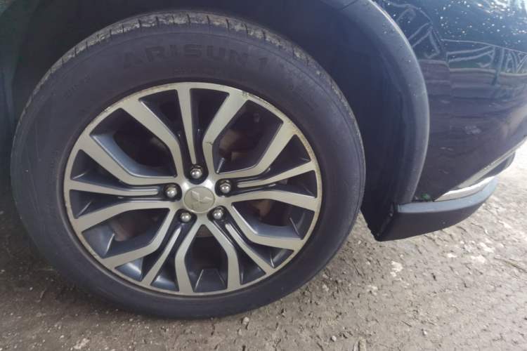 Used Mitsubishi Outlander 2016 2.4L 4x4 Luxury Edition 7-Seater Right Front Wheel Hub