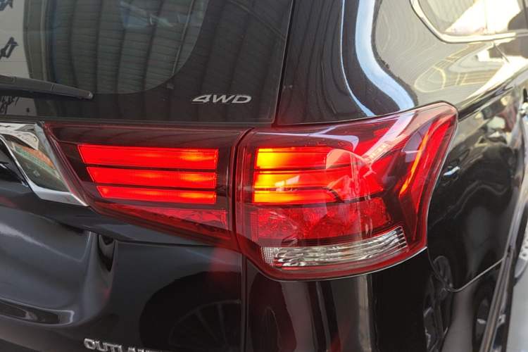 Used Mitsubishi Outlander 2016 2.4L 4x4 Elite Edition 5 Seats Right Rear Taillight