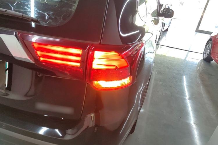 Used Mitsubishi Outlander 2016 2.4L 4x4 Elite Edition 5 Seats Right Rear Taillight