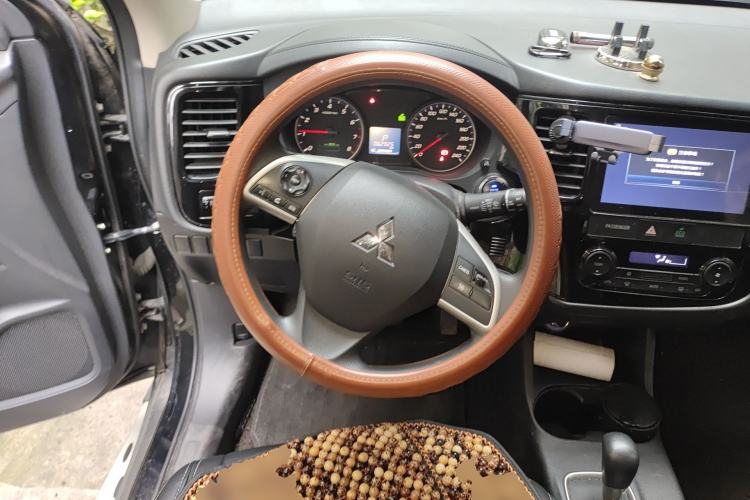 Used Mitsubishi Outlander 2016 2.0L Two-Wheel Drive Fashion Edition 5 Seats Steering Wheel
