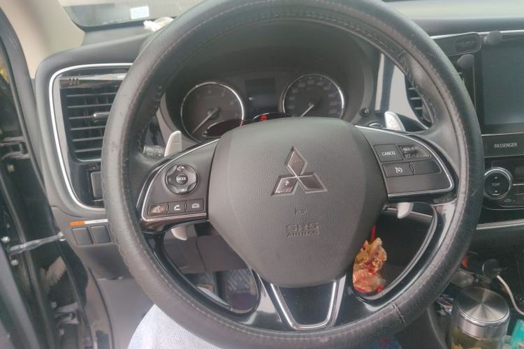 Used Mitsubishi Outlander 2016 2.4L 4x4 Luxury Edition 7-Seater Steering Wheel