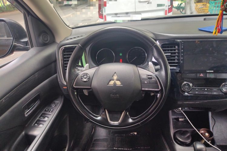 Used Mitsubishi Outlander 2016 2.4L 4x4 Elite Edition 7-Seater Steering Wheel