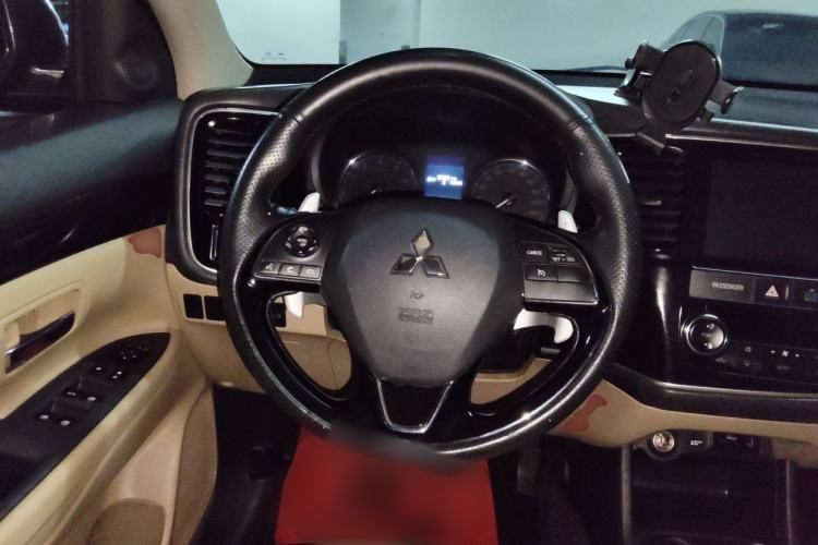 Used Mitsubishi Outlander 2016 2.4L 4x4 Elite Edition 5 Seats Steering Wheel
