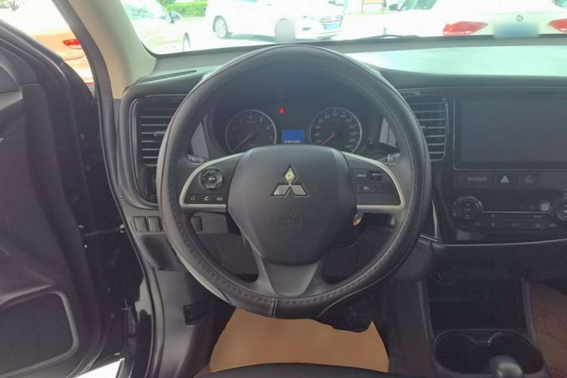 Used Mitsubishi Outlander 2016 2.0L Two-Wheel Drive Fashion Edition 5 Seats Steering Wheel
