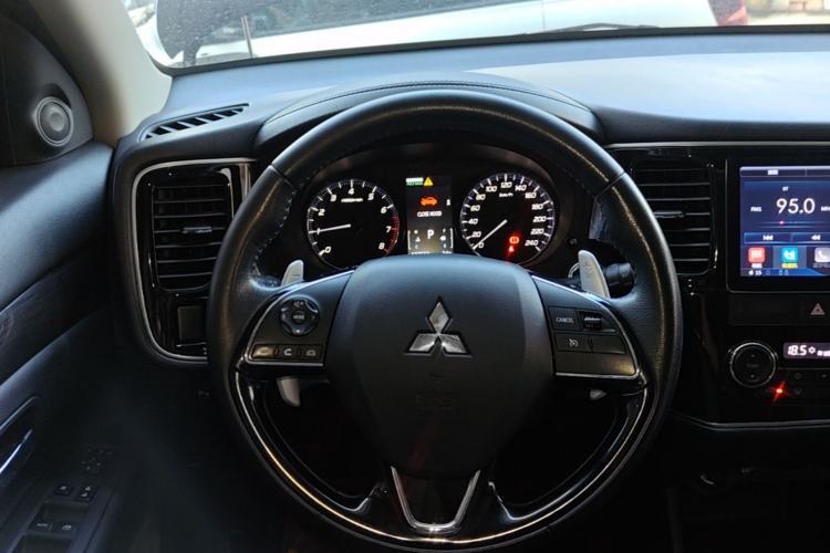 Used Mitsubishi Outlander 2016 2.4L 4x4 Elite Edition 5 Seats Steering Wheel