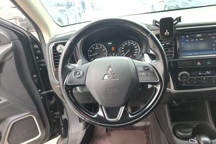 Used Mitsubishi Outlander 2016 2.4L 4x4 Elite Edition 7-Seater Steering Wheel