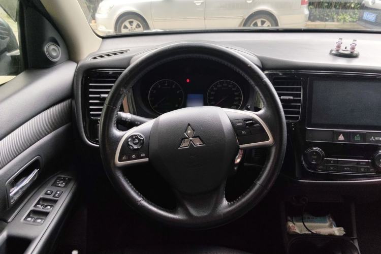 Used Mitsubishi Outlander 2016 2.0L Two-Wheel Drive Fashion Edition 5 Seats Steering Wheel