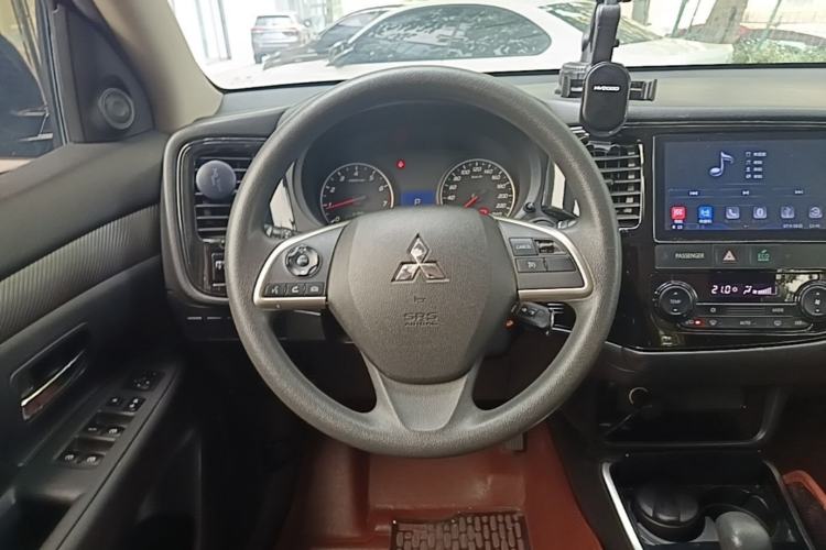 Used Mitsubishi Outlander 2016 2.0L Two-Wheel Drive Fashion Edition 5 Seats Steering Wheel