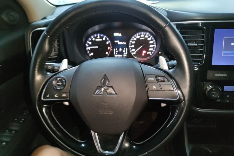 Used Mitsubishi Outlander 2016 2.4L 4x4 Elite Edition 5 Seats Steering Wheel