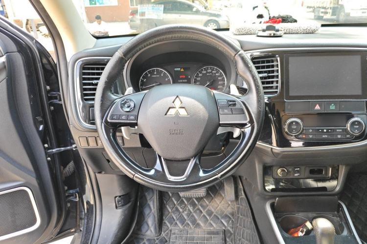 Used Mitsubishi Outlander 2016 2.4L 4x4 Elite Edition 5 Seats Steering Wheel