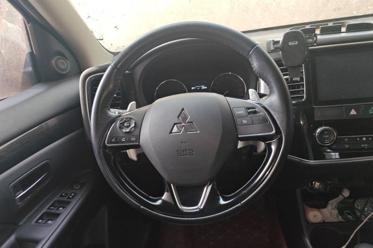 Used Mitsubishi Outlander 2016 2.4L 4x4 Luxury Edition 7-Seater Steering Wheel