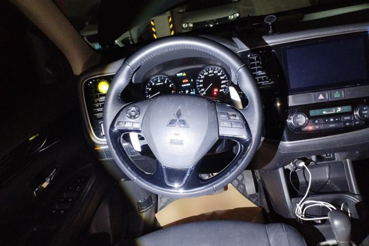 Used Mitsubishi Outlander 2016 2.4L 4x4 Luxury Edition 7-Seater Steering Wheel