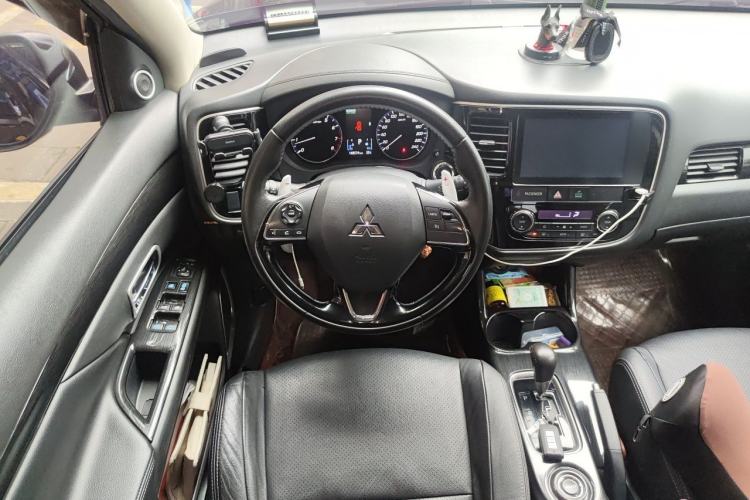 Used Mitsubishi Outlander 2016 2.4L 4x4 Luxury Edition 7-Seater Steering Wheel